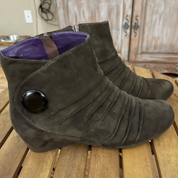 Vaneli Trye Wedgie Ankle Booties - Size 9M - EUC Suede Brown w/Purple inside - Picture 9 of 9